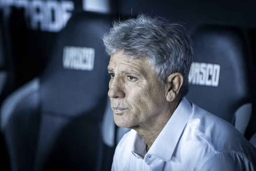 Jogo_Extra's tweet photo. [@jornalextra] Em mensagem de despedida, Renato Gaúcho diz que relacionamento com grupo do Vasco 'sempre foi muito bom'

Leia mais: https://t.co/Ldj4Ii7Pc7 https://t.co/jDXw9uggRq