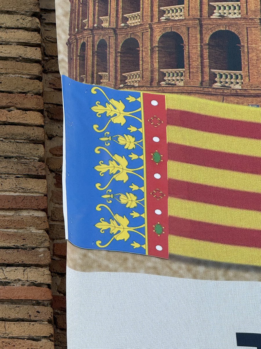 Valencianistesc's tweet photo. Molt bé el PP ací recordant que la bandera amb blau és la bandera quatribarrada amb un afegit. https://t.co/YtDxw6y1hC