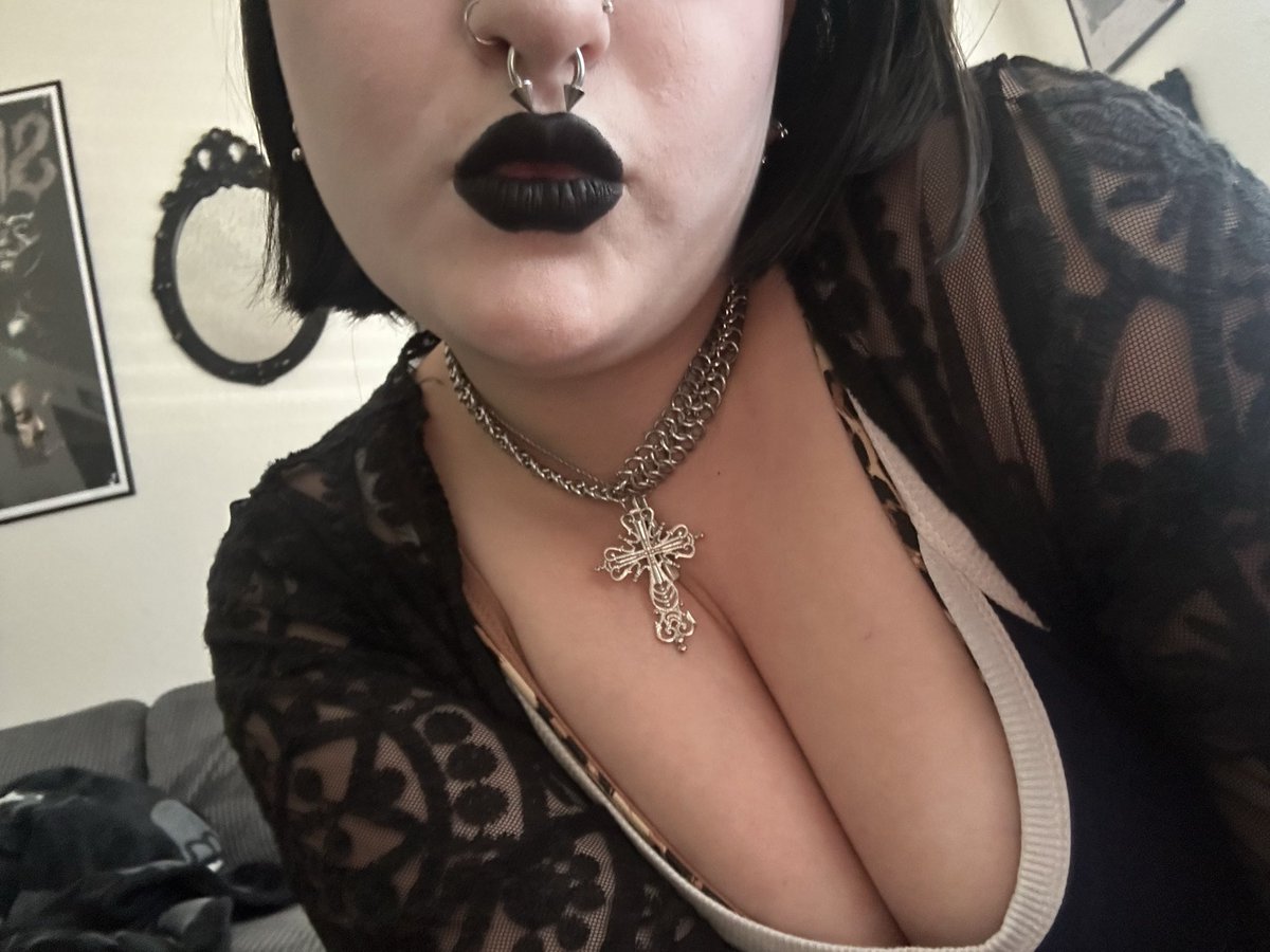 vampirerevenge_'s tweet photo. Ugh its so hot! #goth #nsfwtwtًً  #boobs #gothgirl https://t.co/zms2L91NYY
