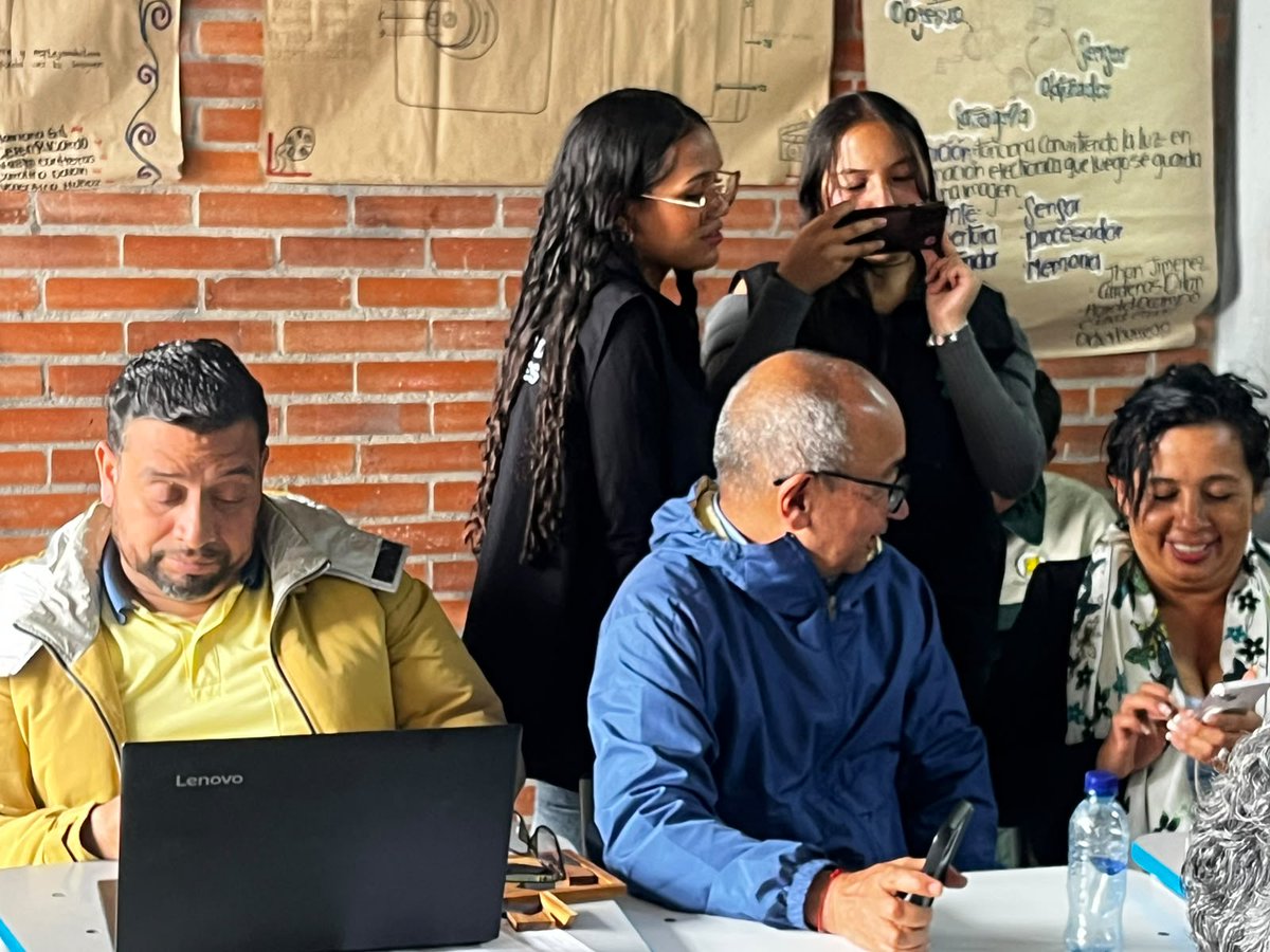 CFAFC_DC's tweet photo. 🎬📱 Aprendices de audiovisual participaron en el Foro del Colegio Japón, orientando un taller de edición móvil para docentes, fortaleciendo el aprendizaje colaborativo y el liderazgo estudiantil. 🚀
#Audiovisuales #AprenderHaciendo https://t.co/eaelmx62Lx
