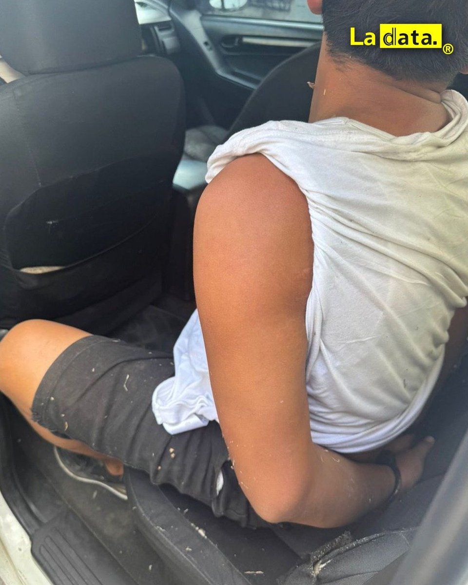 ladataec's tweet photo. #Tendencia  ¡Cayó presunto s1cario en el Suburbio! Operativo policial evitó su fuga en Guayaquil

La rápida acción de la Policía Nacional, apoyada por las cámaras de Segura EP, permitió la captura de un presunto s1cario vinculado a un hecho violento registrado en las calles 19 y la H, en el Suburbio de Guayaquil. La víctima mortal registraba antecedentes por robo y tenencia de 4rmas no autorizadas. Tras el despliegue inmediato de los uniformados, el sospechoso fue localizado, aprehendido y puesto a órdenes de la justicia. Las autoridades continúan reforzando los operativos para combatir la violenci4 crimin4l en sectores considerados de alta conflictividad.

@ladataec👈

#ladata #TendenciaPolítica #Guayaquil #Suburbio #PolicíaNacional