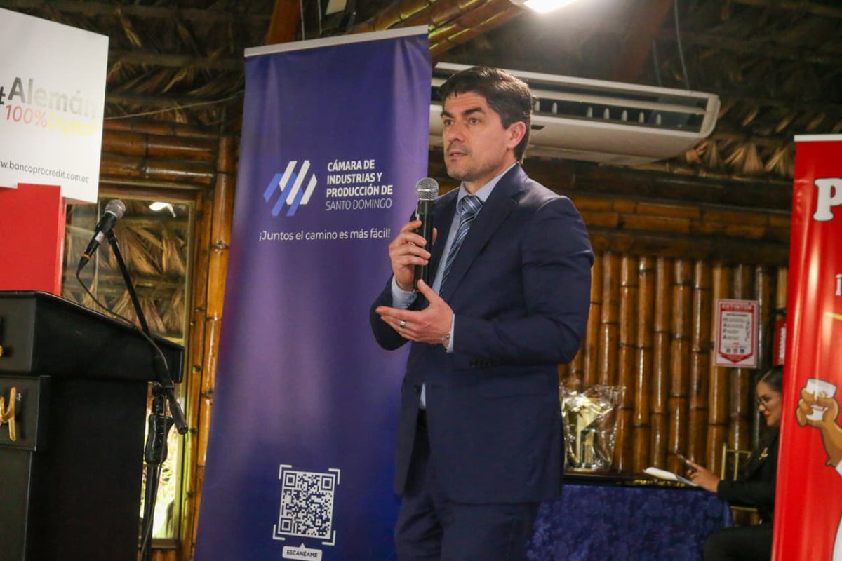 Produccion_Ecu's tweet photo. En el Tsáchilas Economic Forum, el viceministro de Producción, @arovalino presentó la ponencia “La política de desarrollo productivo y competitividad”, destacando que esta será una estrategia de largo plazo para fortalecer la competitividad y el crecimiento del país. 🇪🇨📈 https://t.co/AYSTuwNW1c