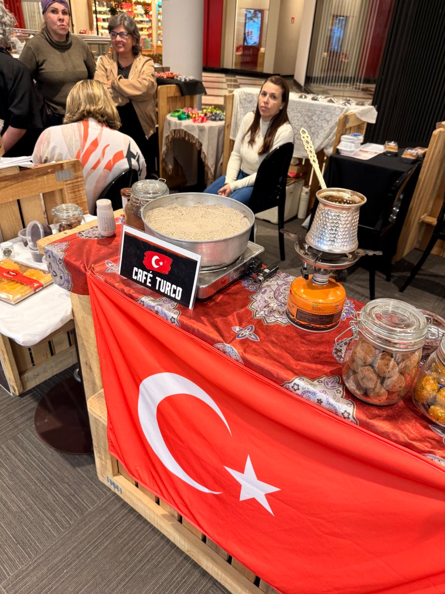 adilkrgl's tweet photo. @ProfDemirtas @bosunatiklama Hocam şöyle anlatayım Brazilya ve Türk kahvesiz ilişkisini, ülkelerinin her yerinde Türk kahvesi satılıyor ve yarışmaları yapılıyor. Çekim Eylül 2025 Curitiba. Ayrıca São Paulo da her yerde Türk kahvesi satiyorlar(demleme biçimi olarak) https://t.co/InxK3woSnH