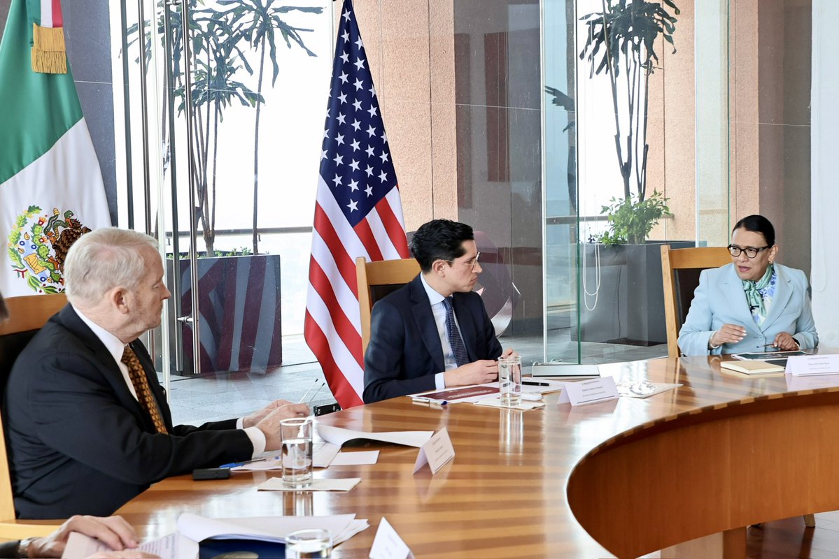 rosaicela_'s tweet photo. Junto con el canciller @r_velascoa, nos reunimos con el embajador de #EEUU en #México, Ronald D. Johnson, para seguir avanzando con diálogo, cooperación y respeto en materia migratoria. 🇲🇽 🇺🇸 @Claudiashein @SergioSalomonC @USAmbMex https://t.co/Zri7ca5jHb