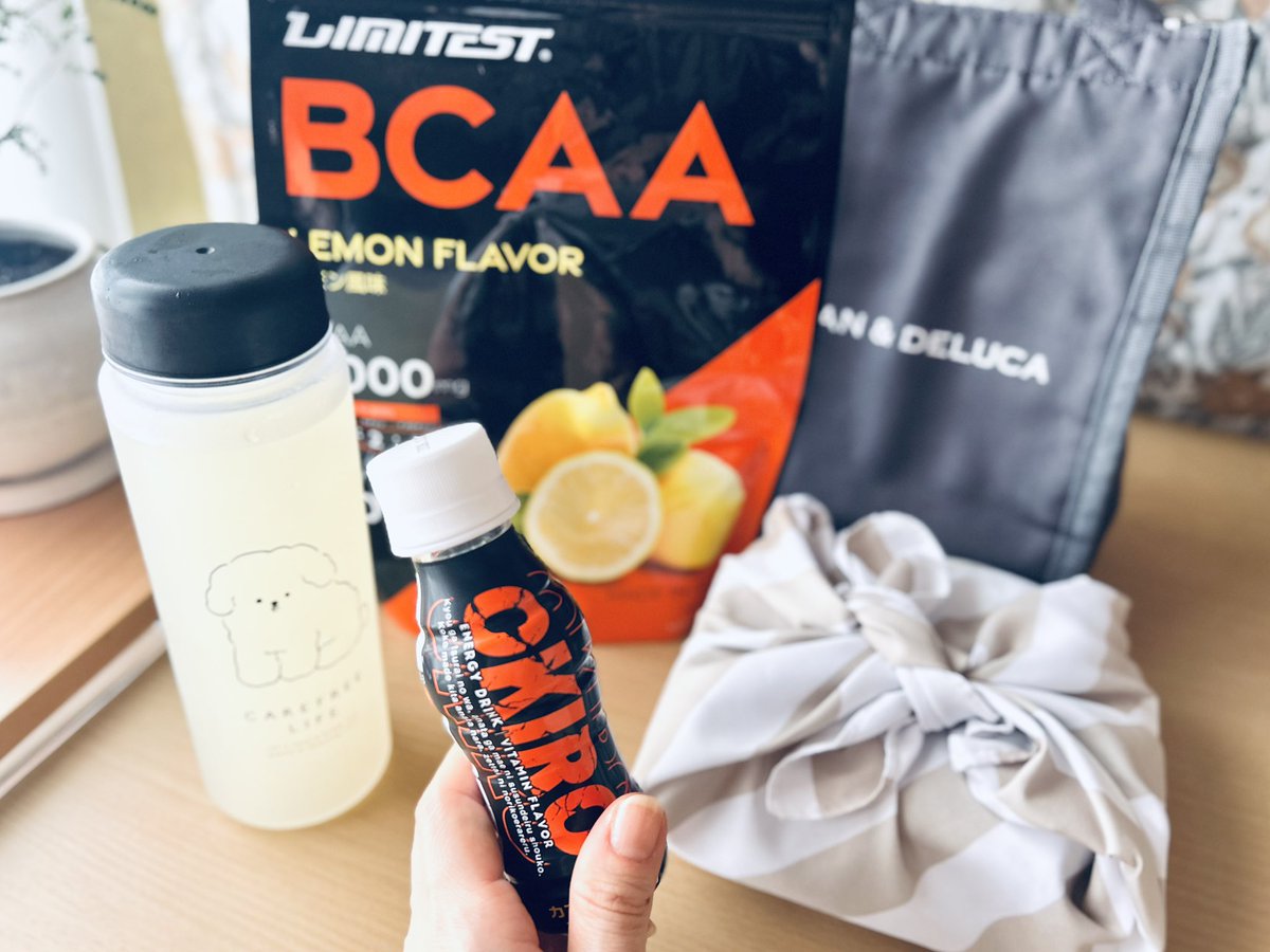 chemi_log's tweet photo. わたしのルーティンお弁当セット🍱🥤
午前中はBCAAでしっかり水分補給!寝不足やエネルギー切れでしんどい時にはエナジードリンクのOKIROも持参!どっちもとっても頼りにしてる🫶🏻
よっしゃ、きょうもお仕事がんばるぞ~!💪🏻
#LIMITEST #リミテスト #pr https://t.co/cTcCwmL47e