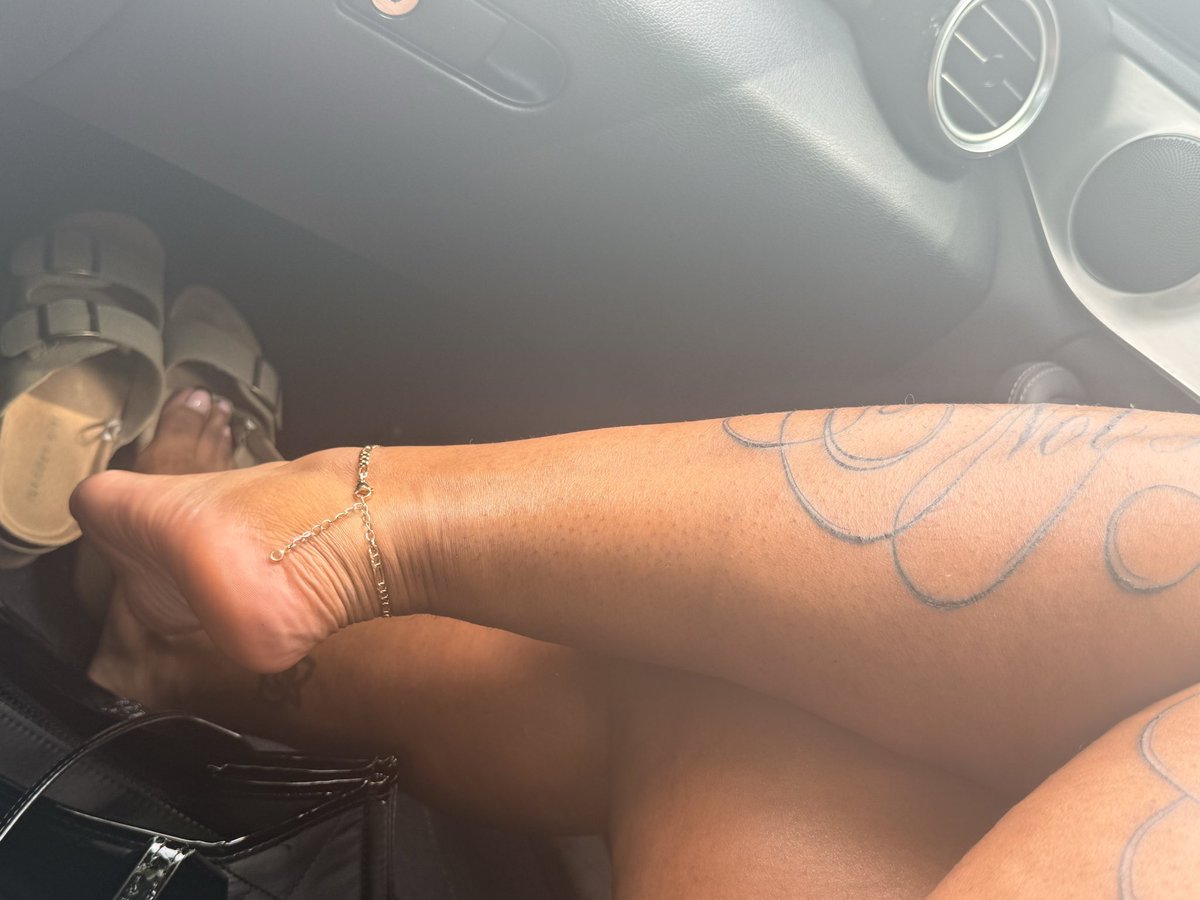 shegotpretty_toes tweet media