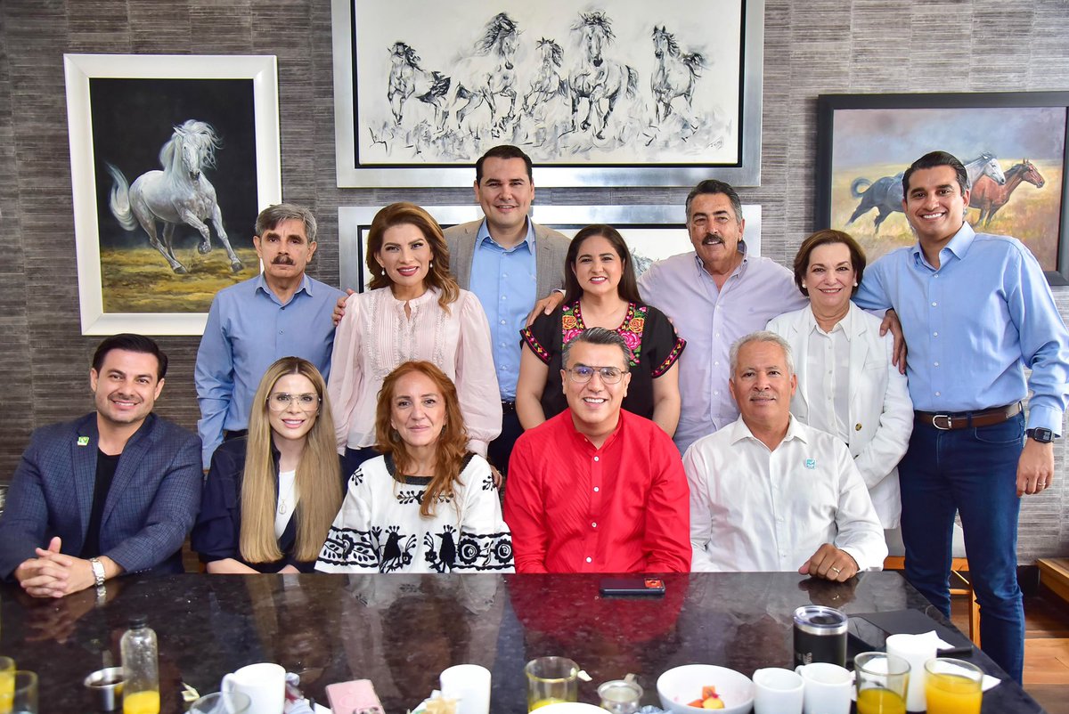 LoreniaValles_'s tweet photo. Hoy, compañeras, compañeros y dirigentes de las fuerzas políticas que acompañan el proyecto de la Cuarta Transformación en Sonora, sostuvimos un diálogo respetuoso para seguir fortaleciendo la organización territorial y la defensa de la soberanía.

En el estado, nuestro movimiento camina unido, con responsabilidad y altura de miras.