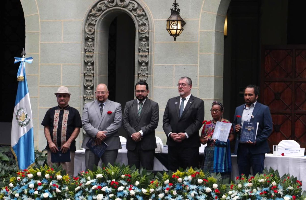 LIGAGHM2017's tweet photo. Hoy en Palacio Nacional se presentó el Mecanismo Humanitario de Búsqueda de Desaparecidos en el conflicto armado interno, con la presencia del presidente Bernardo Arévalo, la COPADH, CONAVIGUA, FAMDEGUA, FAFG y la LIGA DE HIGIENE MENTAL. https://t.co/gJ5TIv5WLK