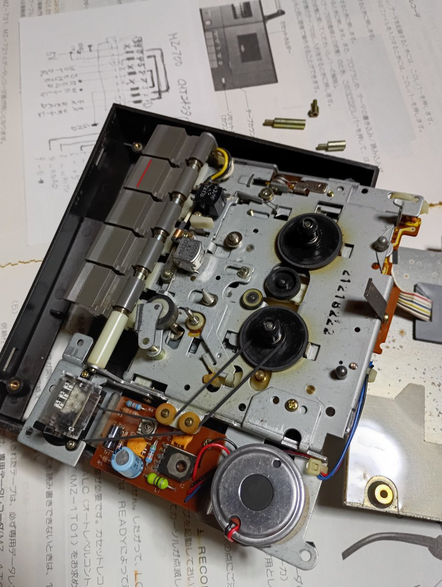 ms_mz80's tweet photo. MZ-700データレコーダのヘッド微調整を目視でする場合、注意点とよい方法があったら教えて頂けませんか。お願いします。 https://t.co/kwJqwCYD2n