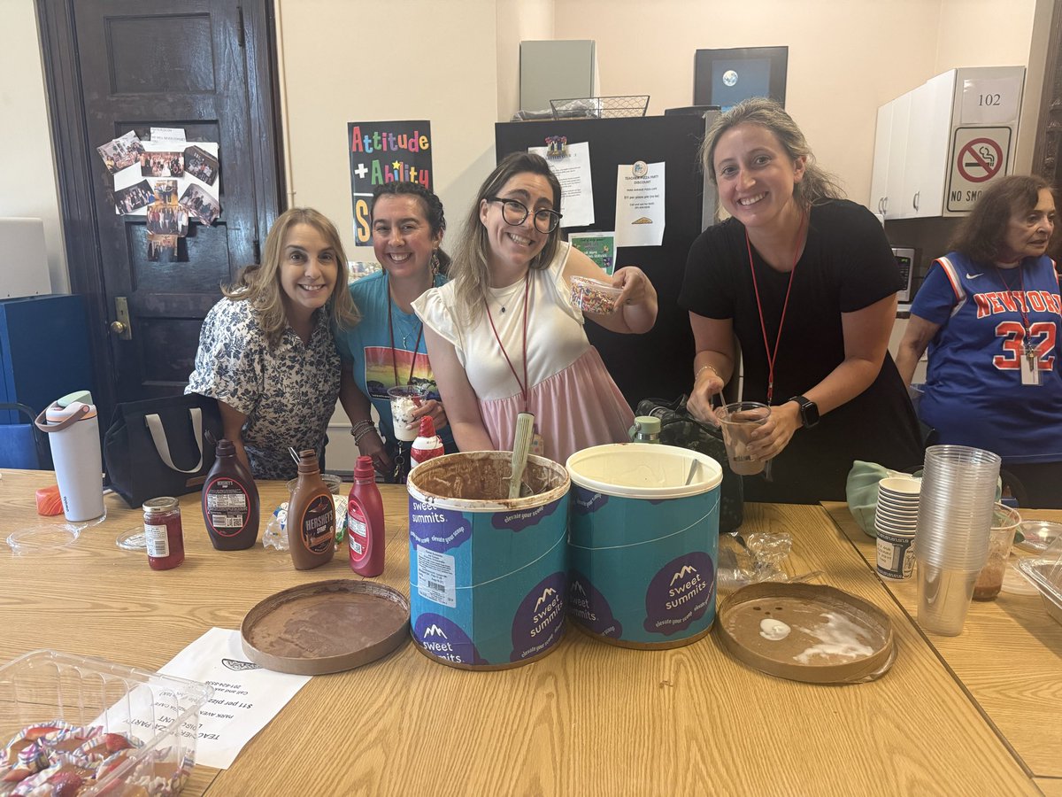 ItzitlD's tweet photo. End-of-year vibes with these little cuties ❤️ #thebest @TheWriteClass @ms_nathanson https://t.co/3C50YLeFhL