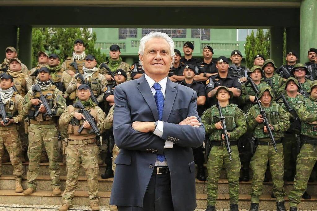 coringapolitico's tweet photo. 🚨 GOIÁS É TÃO SEGURO que o governador Ronaldo Caiado precisa de um batalhão particular com 51 policiais para proteger ele e a família. 
Quase R$ 1 milhão por mês bancado pelo povo. Ué... se em Goiás bandido não se cria, quem é que tá dando tanto medo? 🤡🤷‍♀️ https://t.co/jYLIh4k1qF