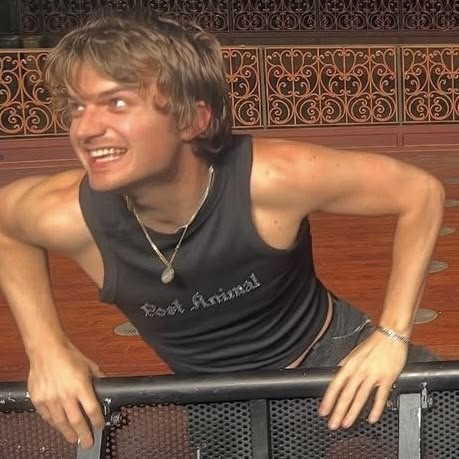 bambimunson's tweet photo. we got over this way too quickly he looks like a fucking groupie wtf joe https://t.co/kFzcfqpC5D