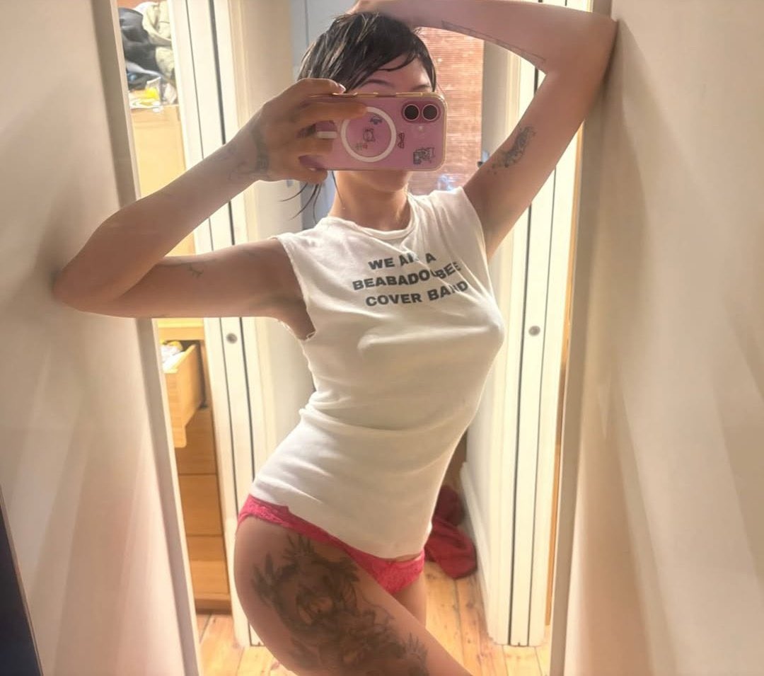 aprilsloverr's tweet photo. So nice of her to show us why exactly she's gropebait 🥴🥴 https://t.co/YOdD5w1dlr