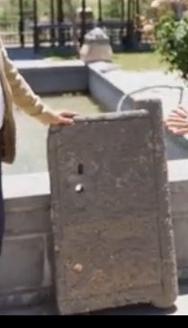 TasTepeler's tweet photo. Dün yerel bir televizyon kanalında yayınlanan bir belgeselde, ilimizdeki bir köyde Roma dönemine ait olduğu belirtilen vaftiz taşı, kilise sütunları, mezar lahit kitabeleri ve insan heykelleri gibi son derece önemli tarihi eserlerin bulunduğuna ilişkin görüntülere rastladım. https://t.co/pFEsI21TTY