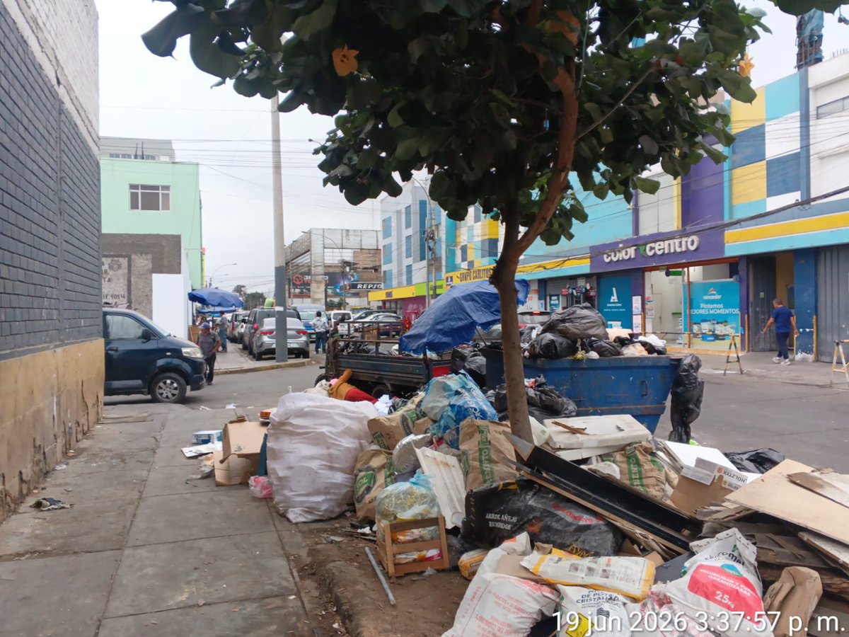TeQuieroLimpia's tweet photo. @RPPNoticias @Renzo_Reggiardo  mire como tiene sus funcionarios el Cercado de Lima ... Lo único que hacen es llenarse los bolsillos con sueldos de más de diez mil soles mensuales . . @OEFAperu @Defensoria_Peru 
#ineptos
#HectorSalvatierra
#LeandroMaldonado
JIRON HUAROCHIRI CON AV. COLONIAL https://t.co/7oDjbRDNym