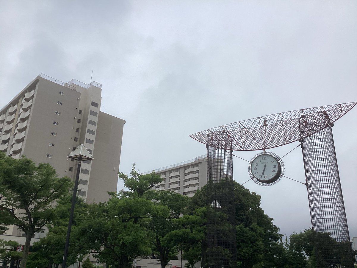 ajishio22's tweet photo. 雨、降りそうですね。

ウチらの現役時代は土曜日も授業でしたね。
現に面倒見の良い私学は土曜も授業をやっている。

そりゃあ学力格差も顕著だわ。。。
(朝から炎上投稿すみません)

#イマソラ #本郷台 #横浜 https://t.co/lRCECgPohU