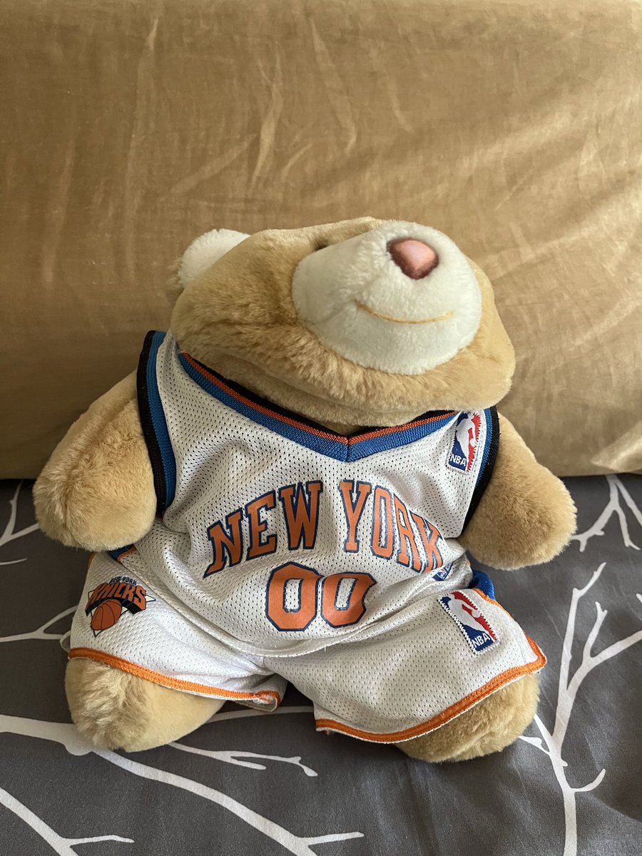 nowutraining's tweet photo. We chillin’, what you doing? #NoWu #NobodyOutWorksUs #nyknicks #earnednotgiven #championsaremade https://t.co/4gzEGPCYc6