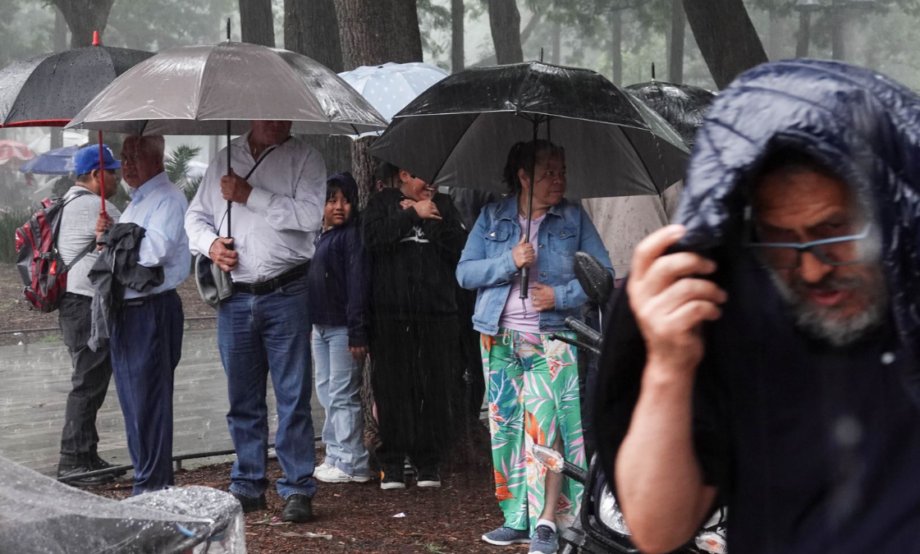 OnceNoticiasTV's tweet photo. 🌧️ #OnceCDMX | ¡Carga tu paraguas! La #lluvia no da tregua.

La @SGIRPC_CDMX activa la #AlertaNaranja ante el pronóstico de precipitaciones fuertes y la posible caída de granizo en varias alcaldías.

¿Qué zonas se verán afectadas? Aquí los detalles.👇

#OnceNoticias 🔻

https://t.co/ZakGejMeXr