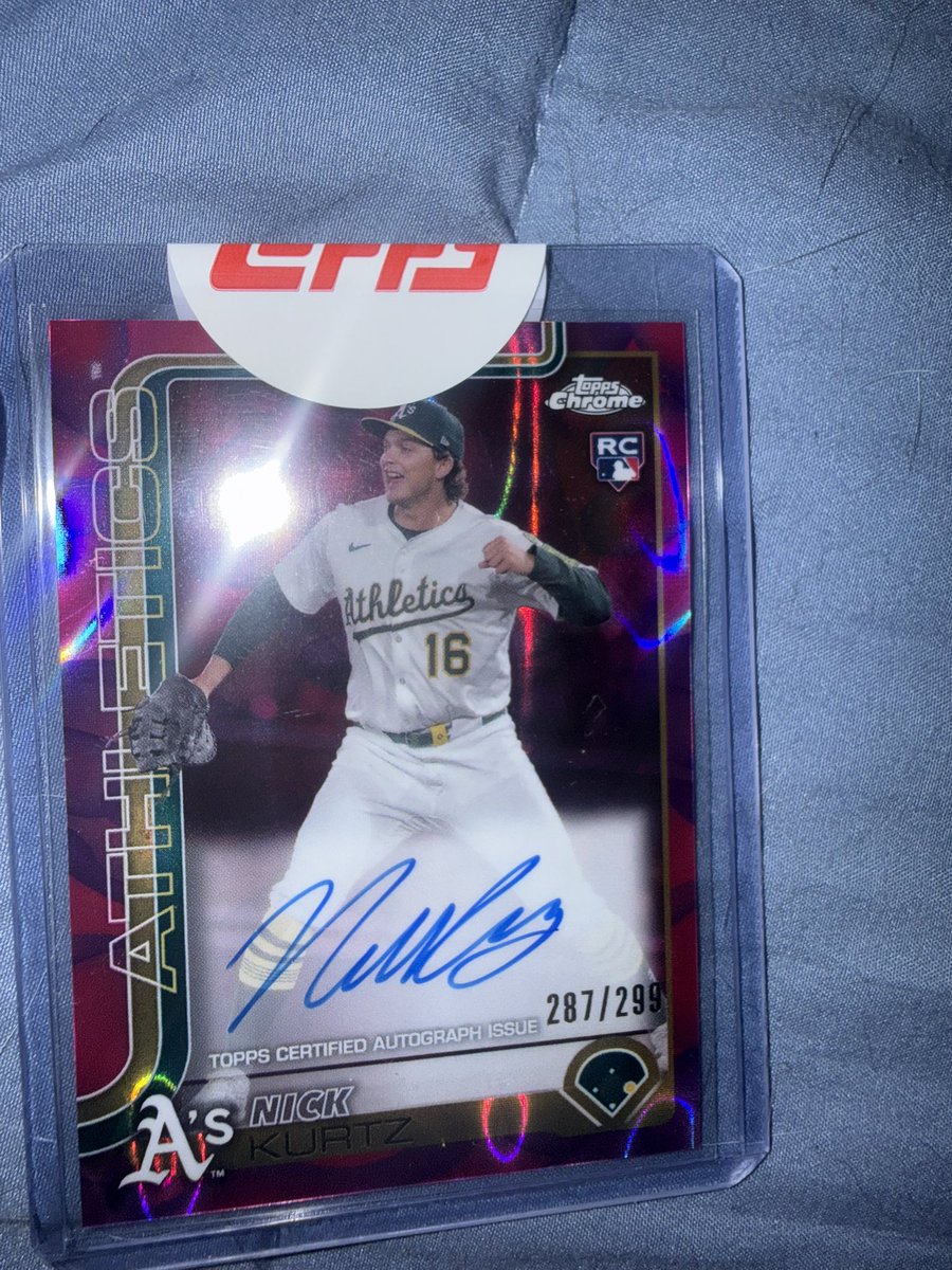 timyoung__'s tweet photo. @CardPurchaser she just came in from tops willing to sell for 550 https://t.co/iGqwmkak2v