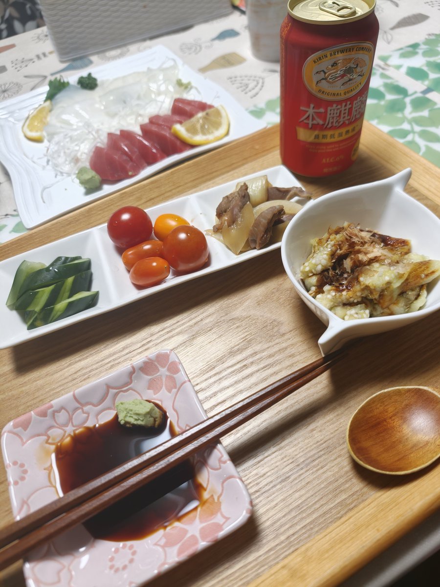winlostsakit's tweet photo. 🍅🏡 6月17日の夕食は実家飯 🍛🍺
久しぶりに実家で晩ごはん😊

庭で採れたきゅうり🥒とトマト🍅 イカ刺し🦑とマグロ刺し🐟 そして最後は母特製カレーライス🍛✨
ジャカルタではなかなか味わえない、 「実家の安心感フルコース」です😆

特に庭のトマト🍅 スーパーで買うのとは違って甘い😋 おじさんになると、高級レストランより こういう食事が一番贅沢に感じますね🤣
刺身で一杯🍺 カレーでお腹いっぱい🍛 そして気付けばソファで寝落ち😪💤

これぞ実家あるあるです😂
今日も美味しくいただきました🙏 ごちそうさまでした😊✨

#実家飯 #晩酌タイム #マグロ刺身 #イカ刺し #家庭菜園 #トマト収穫