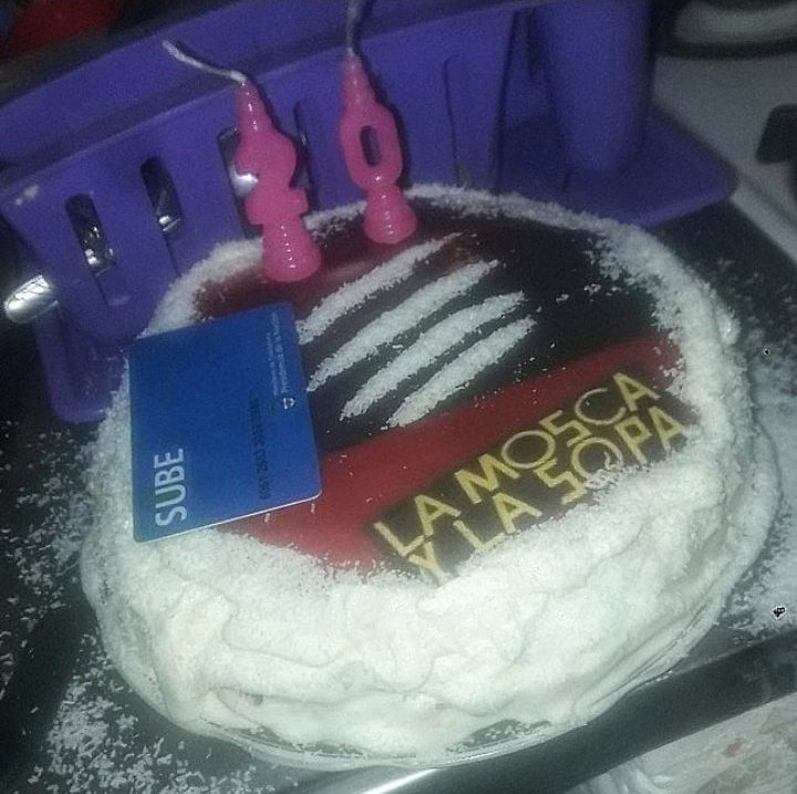 IvannSignes's tweet photo. la torta de las pibas / la torta de los pibes https://t.co/6yKJO7CZPk