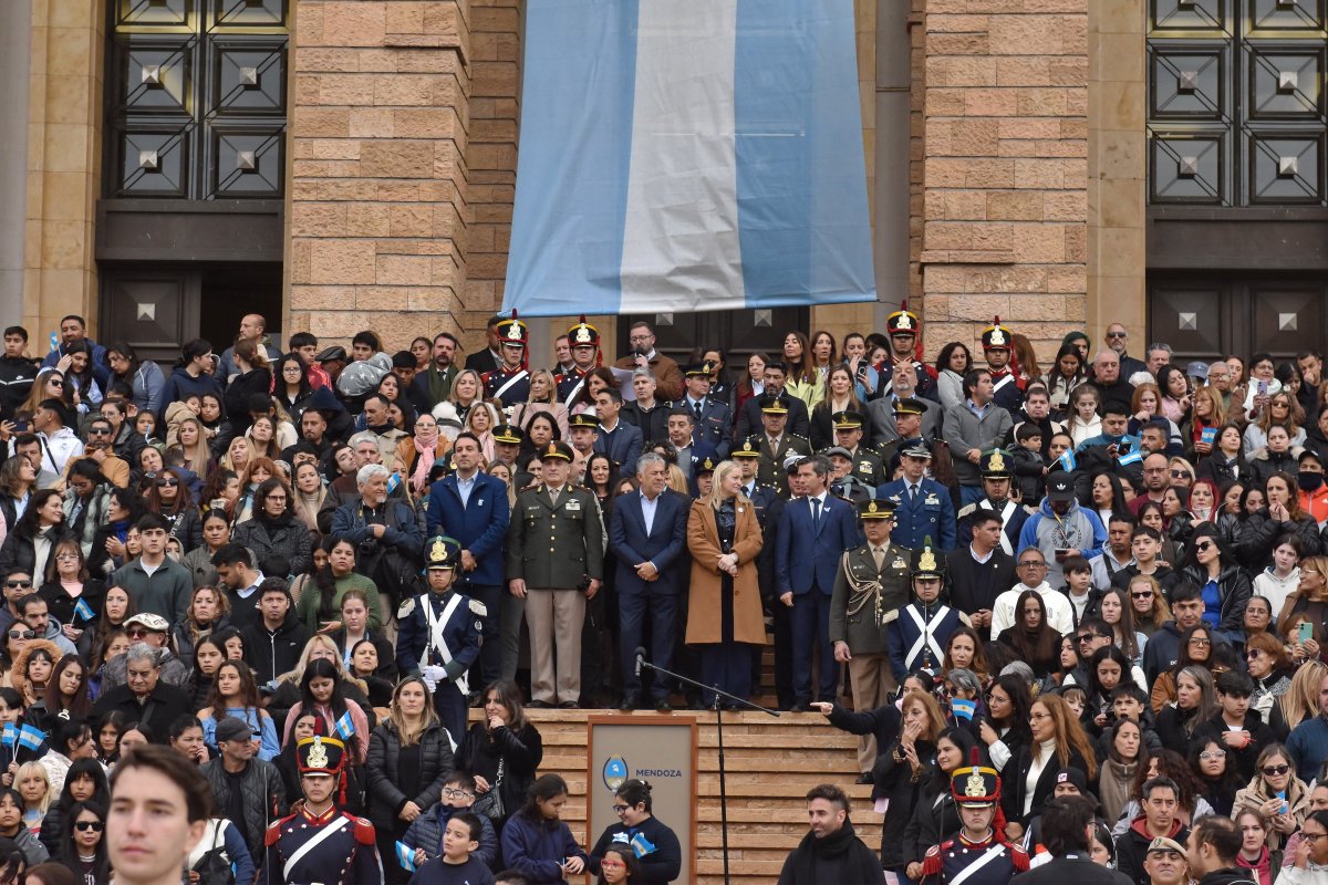 melimalanca's tweet photo. 🇦🇷 Miles de estudiantes de toda la provincia prometieron hoy lealtad a nuestra Bandera, reafirmando los valores que nos unen como pueblo y fortalecen nuestra identidad nacional. https://t.co/EgwOzEO3w7