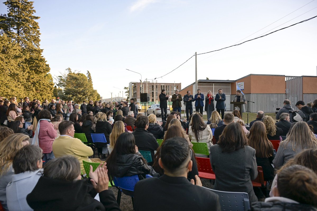 nkreplak's tweet photo. También visitamos #Laprida, donde acompañé la agenda de trabajo del gobernador @Kicillofok en la inauguración del nuevo frigorífico para impulsar el desarrollo local.

Conocer y escuchar a la comunidad es una parte inseparable de la mirada integral de las políticas públicas para mejorar las condiciones de vida de las y los bonaerenses.