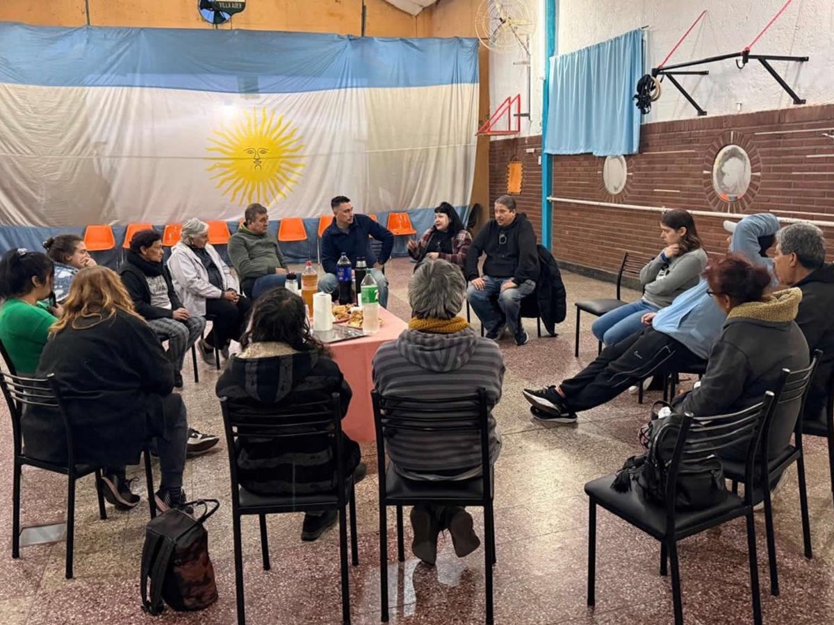 NKGenIntermedia's tweet photo. Nos reunimos con compañeros/as en San Martin. Se trataron los desafíos futuros, el gran esfuerzo del gobernador Axel Kicillof para con los bonaerenses  que demuestra día a día, luz de esperanza para el 2027. Facundo Seva y Rodrigo Rabanaque presentes en la jornada. https://t.co/z5eixOHO2w
