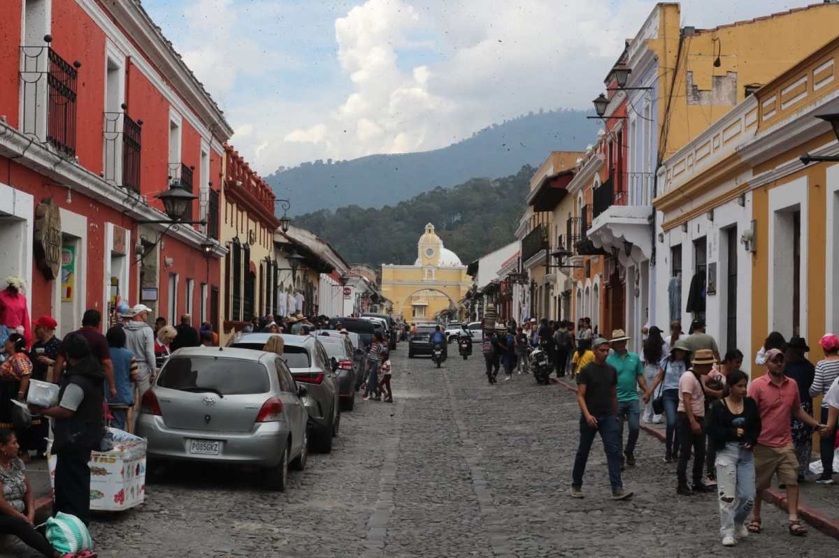dcuevas_pl's tweet photo. La @CC_Guatemala restringe paso de marcha de la diversidad sexual en espacios no autorizados por la comuna de Antigua Guatemala. La marcha no puede usar el mismo recorrido de la procesión de Iglesia La Merced y se pide a organizadores proteger los valores de niños y adolescentes https://t.co/LZa3PNQKzy