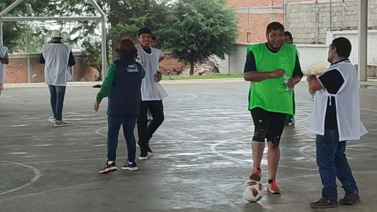 SedeaQro's tweet photo. Hoy celebramos a los papás de la Sec. Gral. Moisés Sáenz Garza, en Amealco de Binfil, con un torneo relámpago y mucha activación física. Nuestro Gob. @makugo les manda un fuerte abrazo y todo su reconocimiento por ser el gran motor de sus familias. #AquíContigo ⚽️ https://t.co/CUhRKOQ3vJ