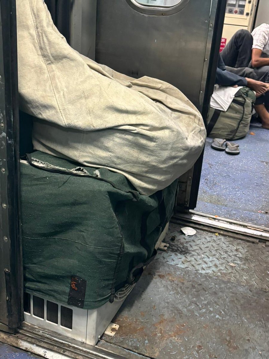 _manishkumar_'s tweet photo. #RajdhaniExpress 🚆
Premium train, premium fare but service straight from the 3rd-class playbook.
❌ Bathroom flush not working
❌ Gates blocked with extra luggage
Passengers pay more every year, but basic facilities seem to be on vacation.
PNRs:
2516374429
2835152679
2735152814 https://t.co/iZ5v3TpKuO