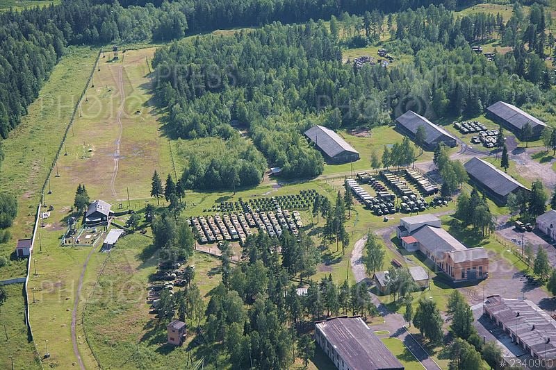SMO_VZ's tweet photo. 🚨🇷🇺🇫🇮 Russia Builds New War Belt Against NATO

The Russian Armed Forces have significantly expanded their infrastructure along the border with Finland, as part of a broader effort to reinforce the country's northwestern flank.

Satellite images reveal new barracks, warehouses, vehicle parks, ammunition depots, and logistics facilities, while long-abandoned Soviet-era bases have been reactivated.

🔸 The infrastructure could eventually support around 80,000 Russian personnel near Finland, compared with approximately 20,000 before 2023.

🔸 Finland's accession is the most significant NATO expansion since 1989 due to its strategic location. The 1,340 km border with Russia doubles NATO's border with Russia.

🔸 The border runs mainly through uninhabited taiga forests and sparsely populated rural areas, with no mountains or rivers separating the two countries.

🔸 Russia has revived the Rybka garrison in Petrozavodsk, Republic of Karelia, which had been largely empty since the 1990s. Satellite images show more than 50 military vehicles now present at the site.

🔸 Russia is building a completely new military base near Novaya Vilga, close to Petrozavodsk — the first entirely new Russian military base built since the disintegration of the USSR. 

🔸 It will accommodate 4,000 to 6,000 personnel and includes over 50 planned facilities, including barracks, residential buildings, and sports infrastructure.

Russia formed the 44th Army Corps in Karelia in 2024, intended to include approximately 15,000 soldiers.

 New infrastructure is also under construction at Kirillovskoye, while existing facilities at Kandalaksha, Sapernoye, and Luga are being expanded with additional barracks, equipment shelters, and logistics capabilities to further enhance the defenses.

@NewRulesGeo