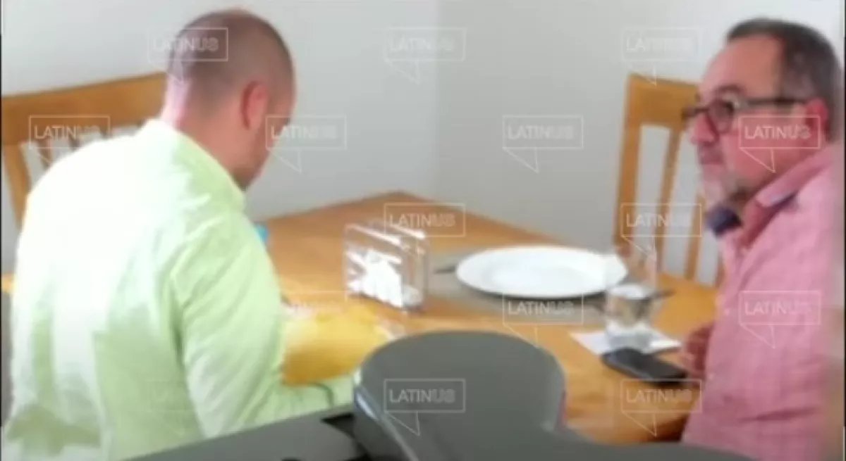 estradapaty's tweet photo. 🔎 INE exonera a hermano de AMLO por falta de pruebas de financiamiento ilegal

El Consejo General declaró infundadas las denuncias contra Martín López Obrador, tras analizar el video donde se le observa recibiendo dinero de David León. La autoridad concluyó que no se demostró que esos recursos ingresaran a Morena ni beneficiaran al partido en 2018.
