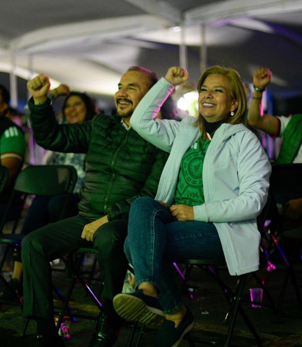 Pedro_RVillegas's tweet photo. ¡Qué gran noche y qué gran triunfo de México! 
Así vivimos el partido en compañía de mi esposa @patyarevalo_r, compartiendo la emoción, la alegría y el orgullo de ver ganar a nuestra selección. https://t.co/B6MbhBxUVX
