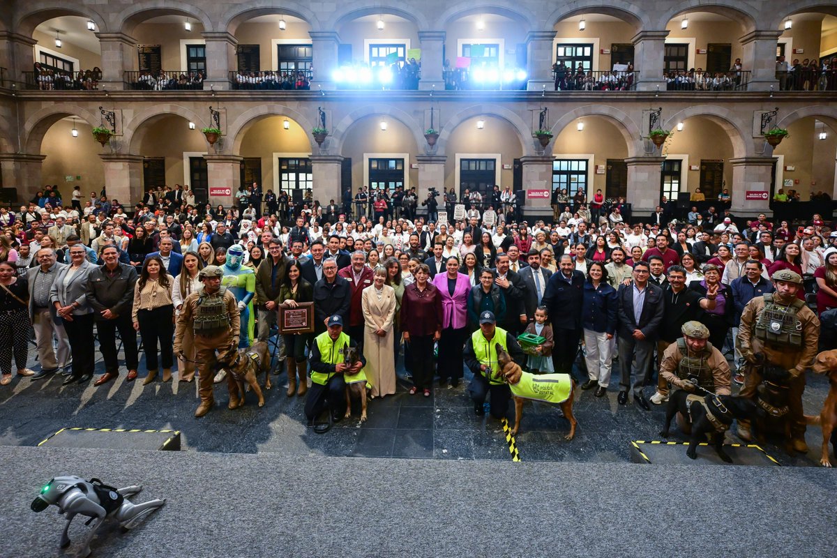 SEMOV_Edomex's tweet photo. 🤝🐾 El Secretario @JuanHugoNeza  acompañó a la Gobernadora Mtra. @delfinagomeza en la Presentación de Acciones por los que no Tienen Voz, una estrategia que fortalece la cultura de la adopción responsable, el cuidado de la salud animal y la prevención del maltrato animal.
🧵1/2 https://t.co/uP9j6EHShC