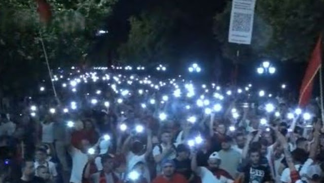 OculusNewsIta's tweet photo. “Rama, dimettiti!” Migliaia di persone marciano a Tirana mentre il movimento di protesta raggiunge il 20° giorno https://t.co/e8yeG4Xpv3 https://t.co/3TmmUGNilN