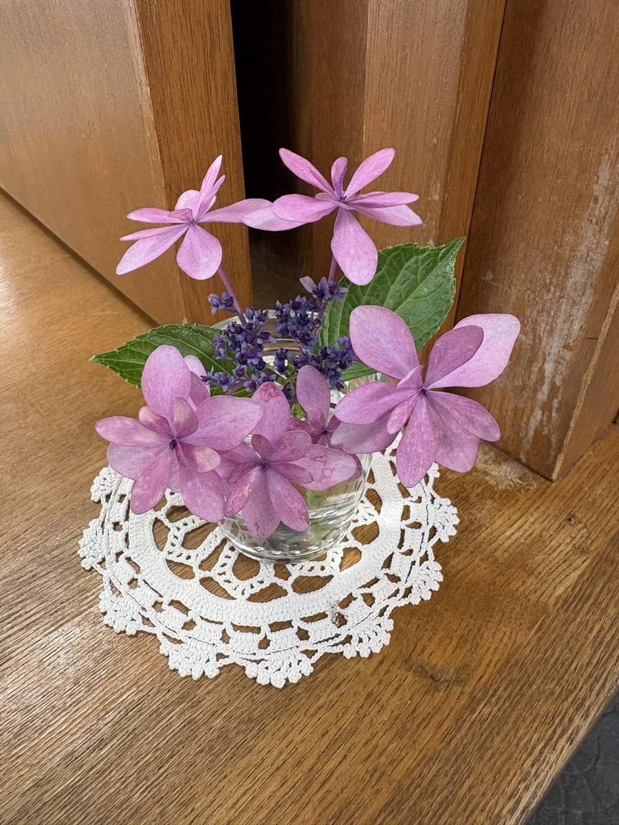 rokkocatholic's tweet photo. 「何よりもまず、神の国と神の義を求めなさい。そうすれば、これらのものはみな加えて与えられる。」（マタ6･33）

日々の祈りの時間をどのようにとっているでしょうか。一日のスケジュールを考える際、まず祈りの時間を決めてみると、他のことは案外うまくはまっていくかもしれません。 https://t.co/5xHQrJiGHQ