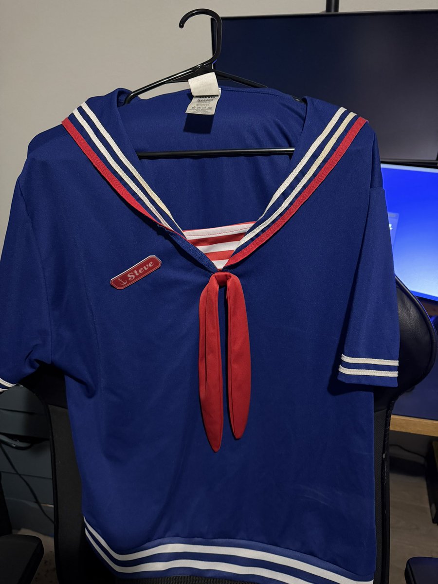 itskyoji's tweet photo. This thing was speaking to me like the green goblin mask while I was cleaning out my closet to hop back on DBD 😂 https://t.co/45jCkoRwml