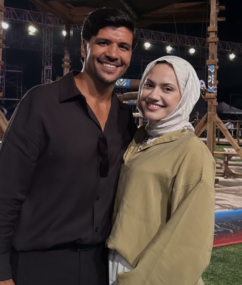 HooppAduket's tweet photo. Dün Nagihan kazandığında Eren, kenarda Nagihan’ın kızının ve ailesinin sevinmesini bekledi ve asla o kalabalığa girmedi.

Bugün Nobre kazandığında ailesinden önce ilk Ramazan koştu. Nobre’nin eşinden hemen sonra da Ramazan’ın eşi sarılmaya gitti.

Bir kez daha görüyoruz ki saygı, eğitim, kültür; bunlar gerçekten çok başka şeyler ve herkeste bulunmuyor.
#Survivor2026