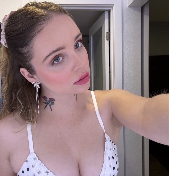 Aliya Brynn - 2 pic. Photography or Selfie? 🤳 https://t.co/jyYYPDzmgT