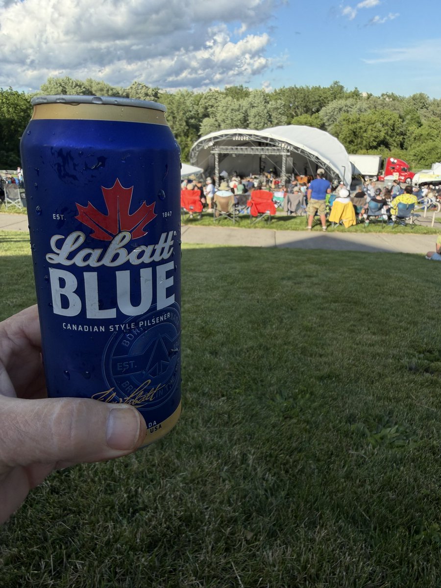 RobertBechtel16's tweet photo. @ebeth360 @Stillsmack @DesiFlurane @KiKi1185 @danielp_reid A Labatt’s Blue Before Moe &amp; Umphrey’s McGee #MinionsHappyHour https://t.co/2n1ZzWtHq9