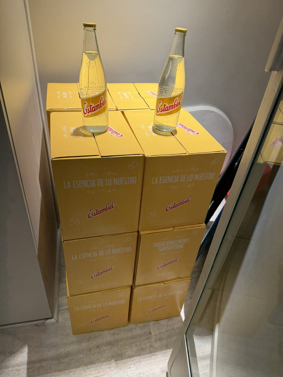 CarlosMaslaton's tweet photo. He recibido esta noche un cargamento de 12 cajas de Estambul, cada una de 12 botellas (descartables) de 500 cm3, directamente desde Santa Fe-Santa Fe. Esta soda es una delicia única, con gas recontra fuerte, es la negación de la degradación que han hecho con plástico y gas imperceptible Villavicencio, Eco de los Andes y Palau. Estambul es la mejor soda de América desde Monterrey-México hasta Tierra del Fuego-Argentina. Si alguien encuentra algo superior a Estambul y a Topo Chico entre México y Argentina, que me lo diga. Siempre hablo de las no-saladas, las saladas forman parte de otra categoría de producto (Borjomi, Vichy Catalan). Estas Estambul me durarán unos 120 días, también consumo en mi casa la Morgade de 3 de Febrero y la Vichy Catalan de Barcelona. Otras sodas en vidrio y con gas importante de Argentina son Ivess, Panizza y Siffredi, siempre en botella, no en sifón. Seguimos en la lucha, desde estas columnas, contras las sodas de plástico finamente gasificadas.