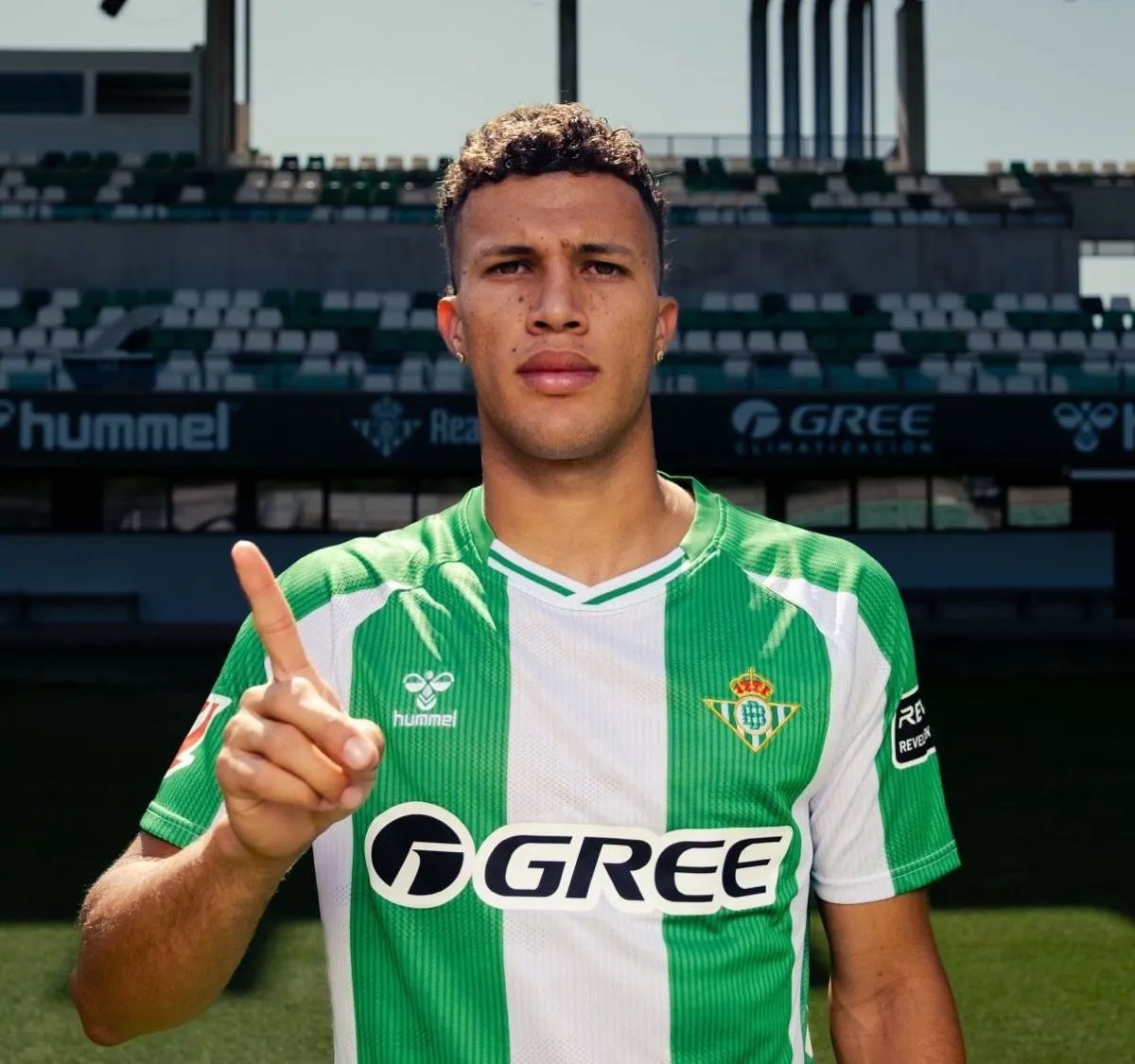 CifutBR's tweet photo. 🇨🇴| Vasco negocia a contratação de Nelson Deossa (26) jogador do Real Betis, que não teve muitos minutos no time espanhol.

🧩| Um excelente meia, vai bem tanto defensivamente quanto ofensivamente e chega pra ser titular absoluto no Vasco, baita nome! Canhoto com boa capacidade criativa e de finalização, joga muito!

Selo CIFUTBR OURO!🥇

📰| @Pepelias17_