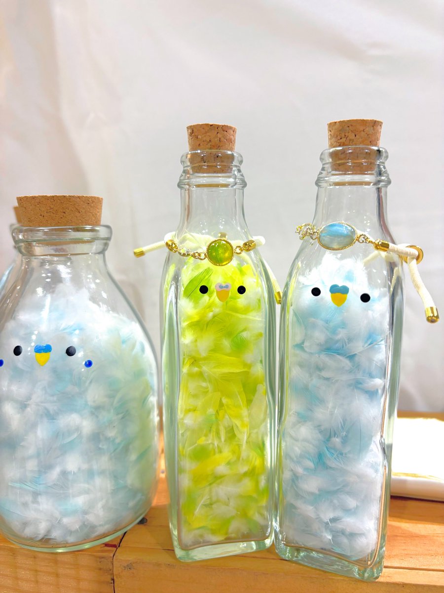IRoToRi_masa's tweet photo. うちの子の羽根入れたらこんな感じ！
やっぱり綺麗✨鳥は存在が芸術💖
皆様にも羽根集め楽しんでもらえたら嬉しいです♡

#鳥フェス大阪 https://t.co/JvxYKNpJle