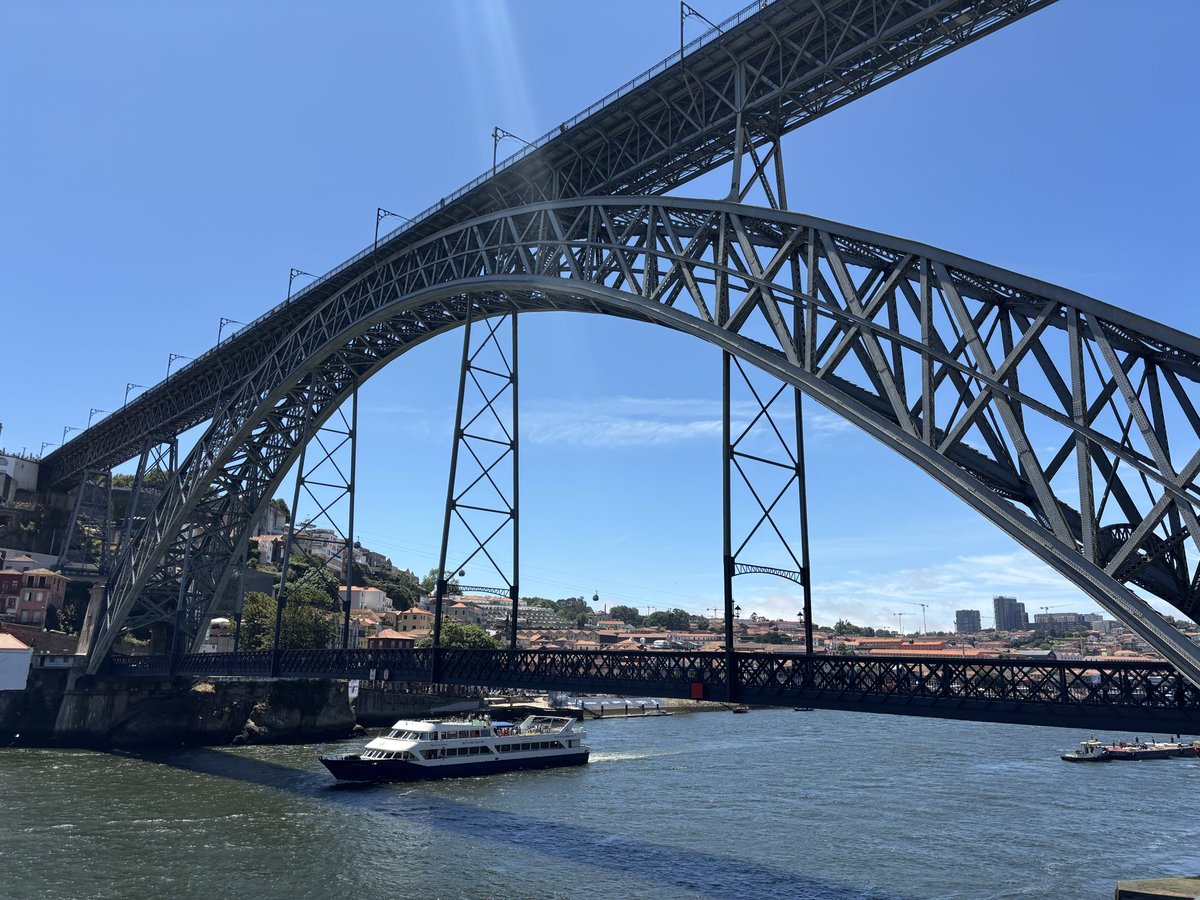 tekeholo's tweet photo. 【ポルトガル🇵🇹】
【ドン・ルイス一世橋】

ポルト歴史地区の一部としてユネスコ世界遺産に登録されている。

動画は地元の悪ガキが橋から飛び降りる様子🤣
チラッと映る船は警察っぽいw
やっぱり、キリスト教の人は飛び降りる時十字架を切るんやな〜〜😌

#星街すいせいと世界旅
#ヴィヴィと世界旅 https://t.co/NcF31v0m2X