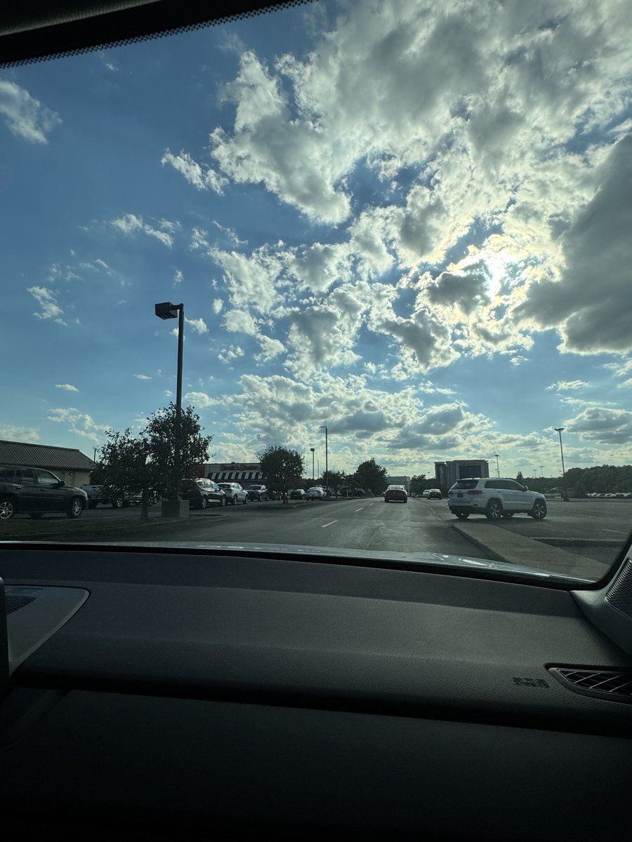 GavinCSkies's tweet photo. I saw a sky eerily similar to this on 5/10/24.. Man I miss the northern lights 🥲 https://t.co/76hzQ7psmV