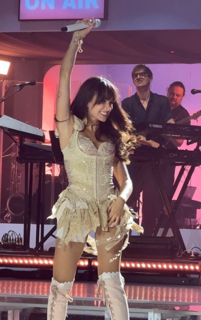 pastaitana's tweet photo. sin palabras, mis dieces para los outfits de esta gira, que siga así https://t.co/La9mJokS6c