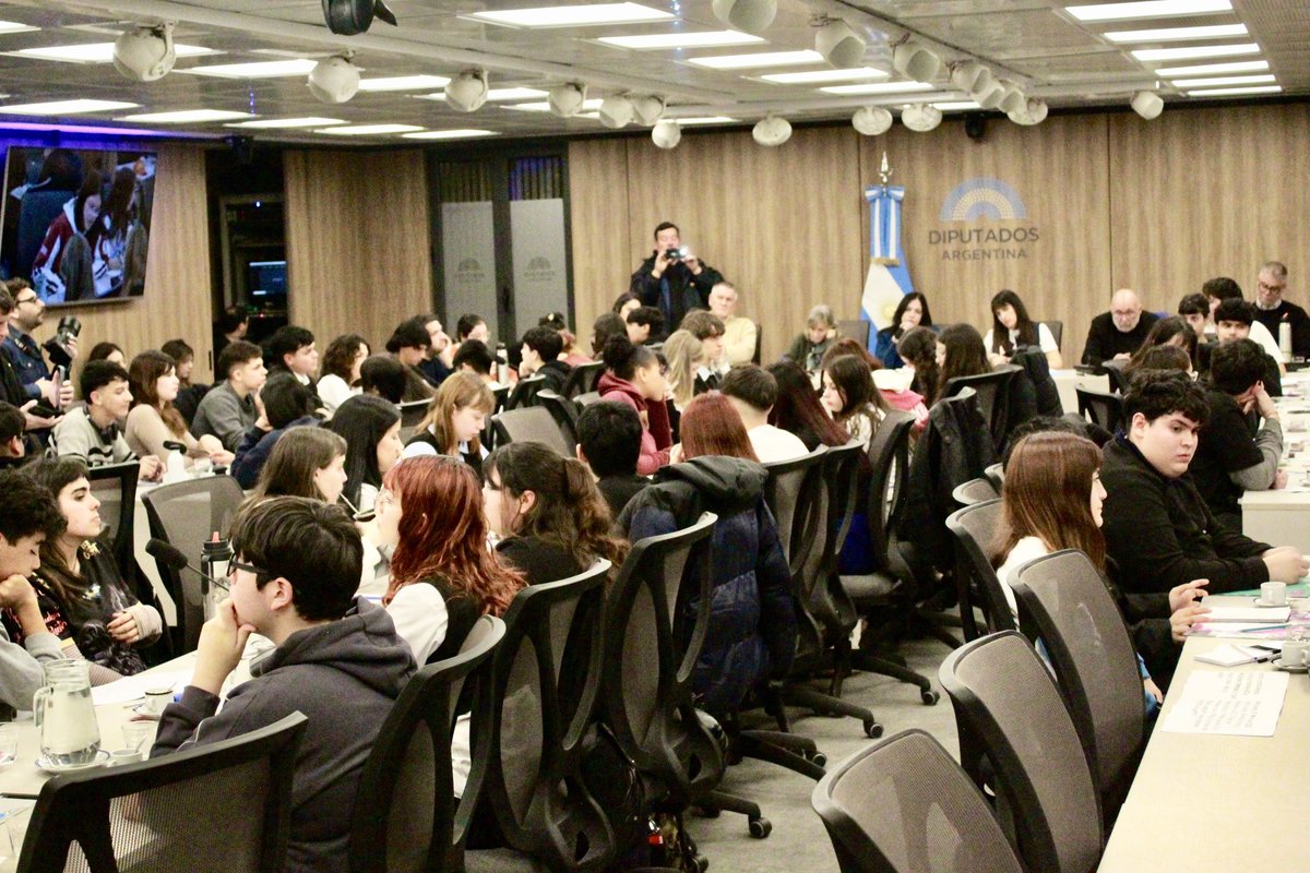 lucampora's tweet photo. Encuentro en la Cámara de Diputados de la Nación con estudiantes de colegios secundarios, organizado por @ferdiazfer y @_julietacampo.

La definición de cabeza, corazón y coraje: estos pibes que le ponen el cuerpo y la voz a acompañar, levantar, defender y organizar a sus compañeros de aula. En tiempos de apatía, fragmentación, violencia, pantallas, soledad, insisten con no renunciar a la rebeldía, con generar lazos de solidaridad, escucha y encuentro.

Los problemas de los pibes no están aislados de la realidad de todo el país. Este gobierno fomenta la violencia y genera exclusión. Queremos volver a tener un país con oportunidades para los pibes como tuvimos con Cristina y por eso hoy también acá se pidió por su libertad.