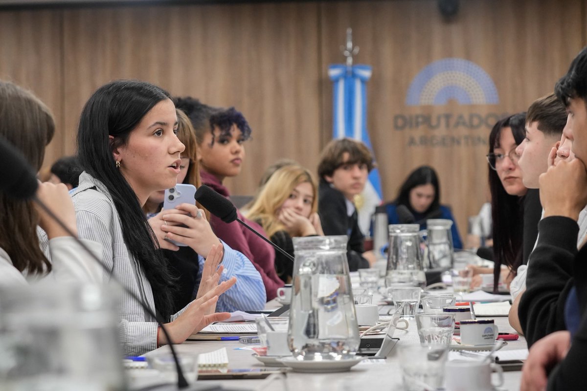 lucampora's tweet photo. Encuentro en la Cámara de Diputados de la Nación con estudiantes de colegios secundarios, organizado por @ferdiazfer y @_julietacampo.

La definición de cabeza, corazón y coraje: estos pibes que le ponen el cuerpo y la voz a acompañar, levantar, defender y organizar a sus compañeros de aula. En tiempos de apatía, fragmentación, violencia, pantallas, soledad, insisten con no renunciar a la rebeldía, con generar lazos de solidaridad, escucha y encuentro.

Los problemas de los pibes no están aislados de la realidad de todo el país. Este gobierno fomenta la violencia y genera exclusión. Queremos volver a tener un país con oportunidades para los pibes como tuvimos con Cristina y por eso hoy también acá se pidió por su libertad.