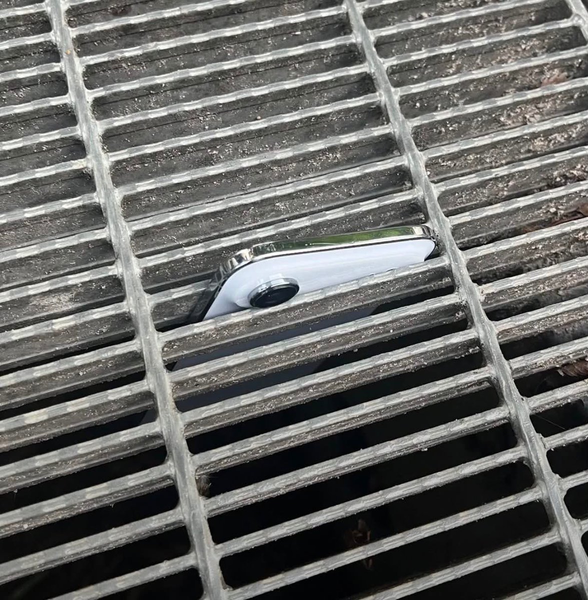 carrynetik's tweet photo. If anyone ever asks you why the camera bump on the iPhone Air sticks out so much, just point them to this photo https://t.co/mGIvFxzc1i